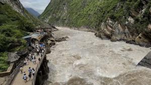 网传香格里拉虎跳峡景区局部山体落石，景区回应