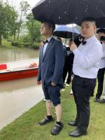 遇台风积水新人求助救援队接亲 风雨无阻结良缘