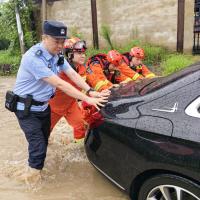 郑州一老人乘车涉水被困引发心脏不适 警方迅速救援保平安