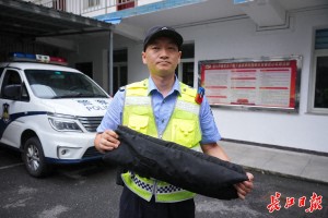 记者：这毯子能裹住1米8壮汉？民警：试试！