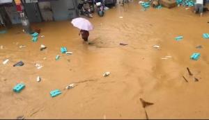 当地回应暴雨后市民在大街上捞鞋 鞋厂损失严重