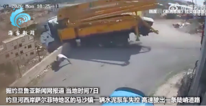 约旦河西岸一泵车失控冲下山崖 司机最后时刻跳车 紧攥手机逃离