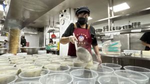 群众自发赶制爱心餐送救灾一线 温暖家乡热食传递关爱