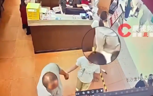 4岁孩子不该背上性骚扰罪名？