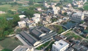 坟爷强占土地违建祠堂已立案调查 烂尾10余年仍未拆除