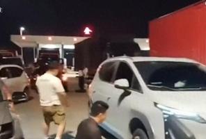 一高速路面散落大量螺丝，百余辆车轮胎被扎，高速交警：散落螺丝的肇事货车已找到