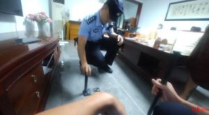 民警砸大妈手机保住100多万 紧急断联防诈骗