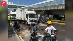 地下水管爆裂冲塌路面致货车侧翻 无人员受伤幸免于难