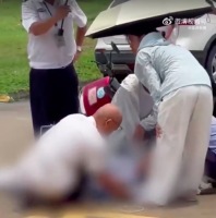 探访两所大学电动车管理现状，学生称上下课高峰常见车擦人而过