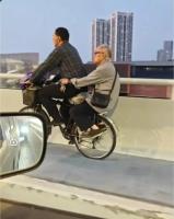 中年男子骑车载白发老人看哭网友 稳稳的幸福