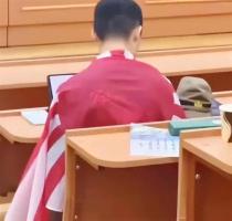 留学生披旭日旗惹众怒：军媒严厉批评，学校正式通报，他将面临严重后果！