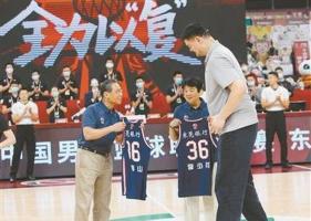 钟南山90岁了 出席活动一路小跑 真不像90岁