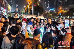 新疆企业为“阿达西”送来200袋面粉 手工烤馕温暖古城