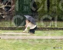 郑欣宜在沈殿霞墓前哭到无法起身 母爱空缺难填补