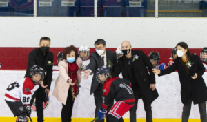 多伦多举行迎北京冬奥会青少年冰球友谊赛