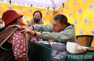 “同心·共铸中国心”医疗专家在四川马尔康义诊