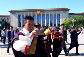 西藏林芝波密县基层干部瞻仰毛主席纪念堂