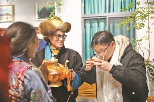 “藏源”山南的别样年味——百名游客沉浸式体验西藏民俗活动