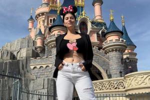 嚯！28岁意大利模特穿开襟式露脐装游迪士尼 引发众怒