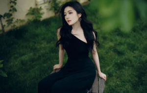 李兰迪修身长裙秀完美腰线 大波浪造型成熟撩人