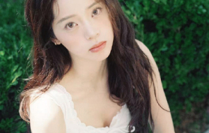 欧阳娜娜穿白色吊带清新靓丽 化身林间元气少女