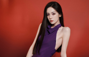 娜扎穿紫色露背裙大方秀曼妙身姿 肌肤白嫩光滑