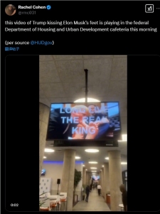特朗普给马斯克舔脚的AI视频惊现 HUD总部电视循环播放