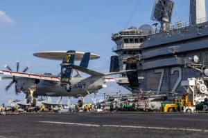 美军第五舰队舰艇全部出海 航母离港最大规模部署