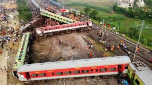 印度本世纪最严重列车相撞事故已致288人死亡，幸存者讲述列车相撞瞬间：10到15个人压在我身上