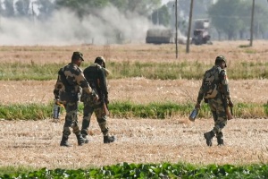 印巴士兵连续三晚交火