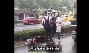 老人摔倒在地学生帮打120全程守候 少年强则中国强