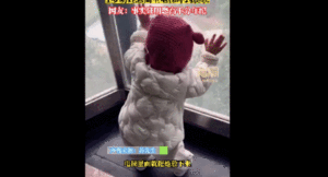 1岁萌娃坐透明电梯被吓到腿软，网友：恐高不分年龄
