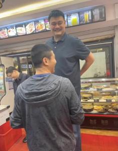 杜锋姚明现身厦门鼓浪屿，在工作之外还到当地一家大排档享受一把美食