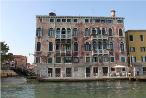 一男子偷跳威尼斯运河 “愚蠢”行为竟还获证书？