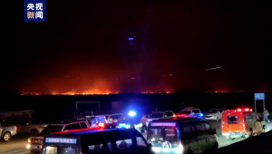 境外火灾蔓延至中俄边境 救援人员到达火场一线