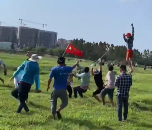 男子放巨型风筝遭拽离地面后被救 户外活动安全第一