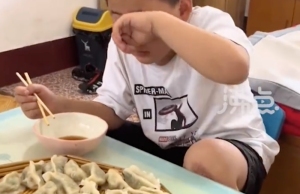 男孩被奶奶包的饺子香哭：就是这个味，太香了！