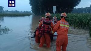 涿州消防转移被困孕妇 一楼被淹 积水深度达1.5米