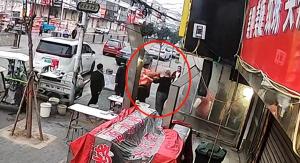 官方回应“城管”大闹店铺逃单：警方正在调查 相关信息不便透露