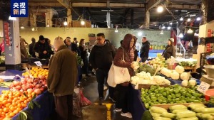 菜价居高不下，土耳其民众热衷赶晚集买打折菜