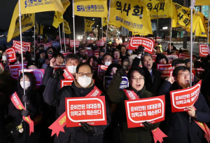 医生辞职潮蔓延 韩国政府拒绝让步：辞职医生周四前返岗免责