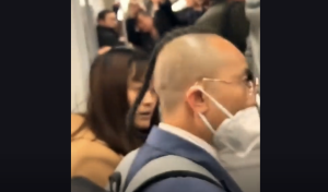 男乘客疑坐住女子衣服被骂流氓，场面一度十分紧张！