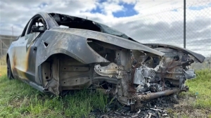 澳洲一特斯拉Model 3行驶中撞上卡车掉落的传动轴致电池组热失控烧成壳