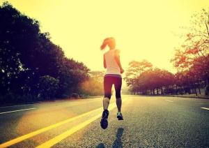 中医建议每天坚持晨跑，对于缓解压力和调节情绪非常有帮助