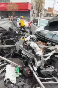 吉林长春市区发生三车相撞事故 多人受伤，无死亡报告