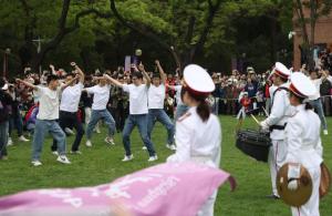清华大学校庆 在校生献上热舞 到处充满校庆的热烈氛围