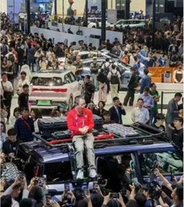 北京车展车模遥遥领先了 "最老车模"周鸿祎成焦点
