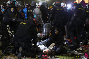 暴力“清场”！美警方在加州大学洛杉矶分校向抗议者发射橡皮子弹 132人被捕