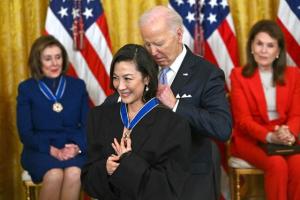 拜登向杨紫琼授予“总统自由勋章” 表彰跨界成就