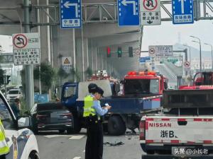 宁波一保时捷发生严重车祸 车辆碎片散落，人员伤亡不明